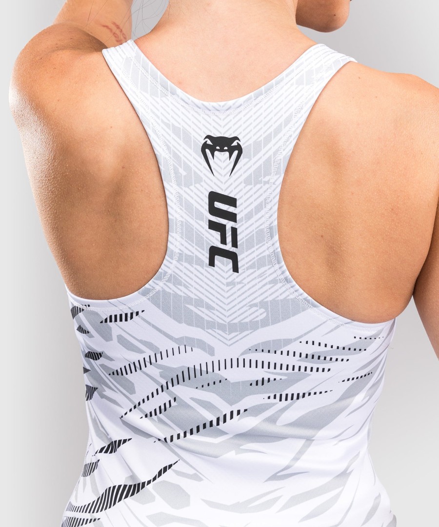 ufc fusion by venum authentic fight night Γυναικείο Φανελάκι με Εφαρμοστό Στυλ και Σουτιέν Ραφιού - Λευκό
